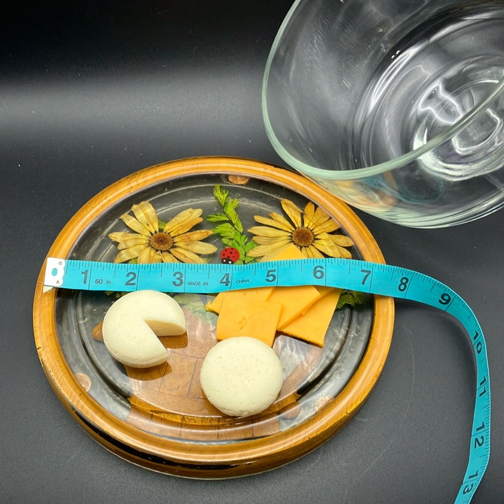 Vintage Gamut Lucite cheese board with pressed flowers and dome - Picture 14 of 15